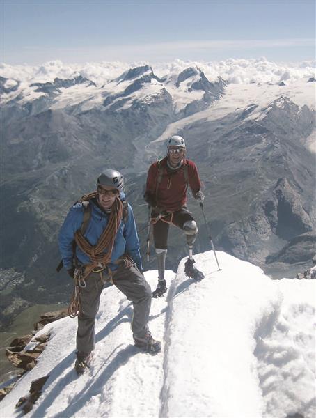 اسكتلندي يتسلق جبل ماترهورن الشهير في منطقة الألب السويسرية والذي يبلغ ارتفاع قمته 4478 متراً